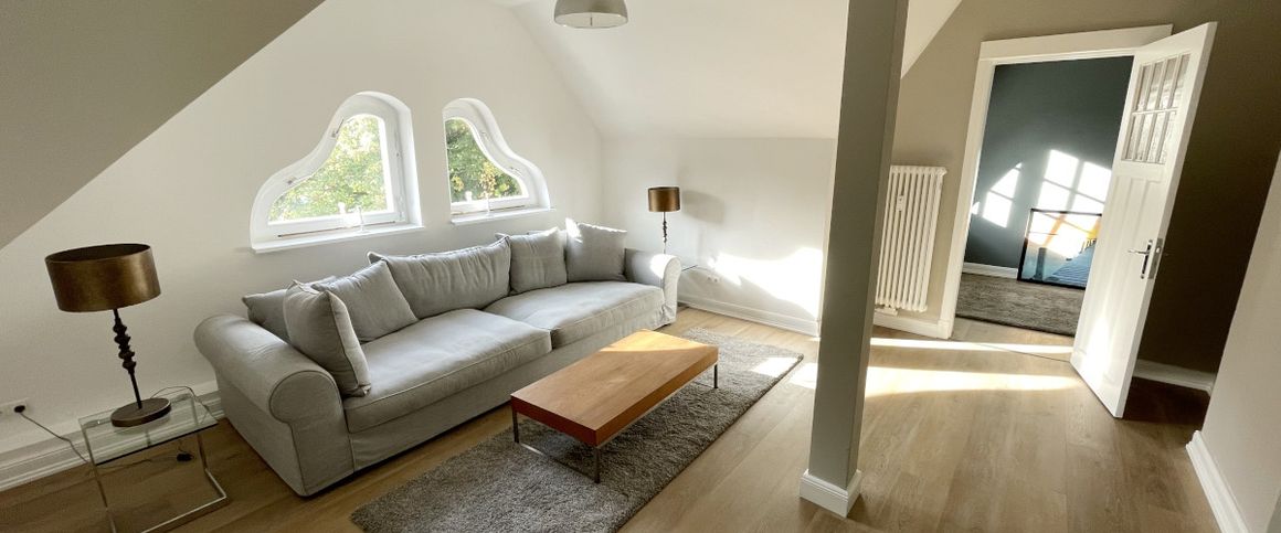 Traumhafte Dachgeschoß-Wohnung mit 2 Schlafzimmern in einer Stadtvilla mit nur 3 Wohneinheiten! - Foto 1