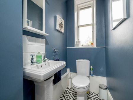 4 bedroom flat to rent - Photo 4