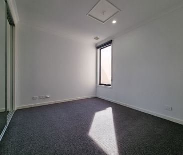 Spacious & Stylish Townhouse in Quiet Court Location - Photo 3
