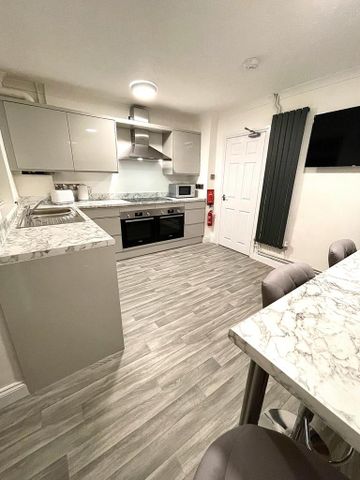 5 bedroom end of terrace house to rent - Photo 4