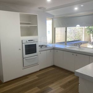 10 Brunel court Currambine - Photo 2