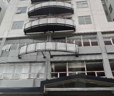 TIDY INNER CITY APARTMENT: - Photo 3