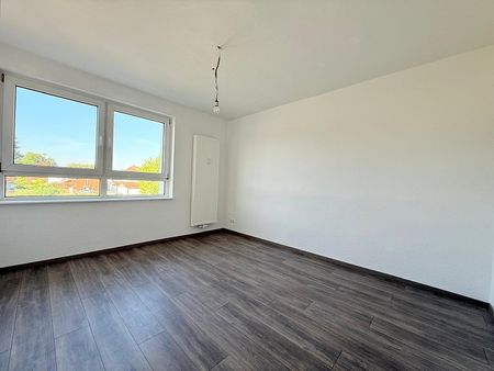 Schicke und renovierte 3-Zimmer-Wohnung in zentraler Lage mit Außenstellplatz! - Photo 2