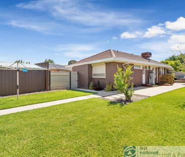 IMMACULATE FAMILY HOME - Photo 6