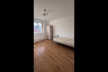 3 Bed Terraced House, Moss Street, M7 - Photo 2