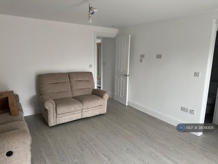 2 bedroom flat to rent - Photo 2
