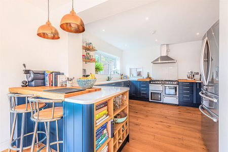 4 bedroom semi-detached house to rent - Photo 4