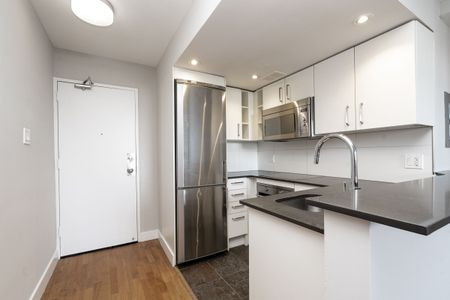 798 Richmond Street West - Photo 2