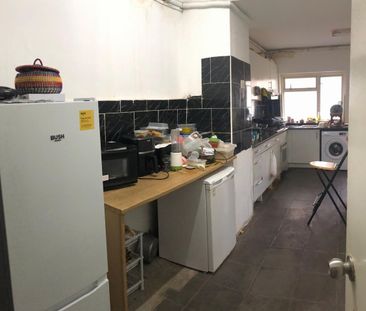Room in a Shared House, Southend Road, E6 - Photo 3