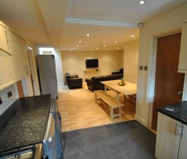 8 bedroom semi-detached house to rent - Photo 2
