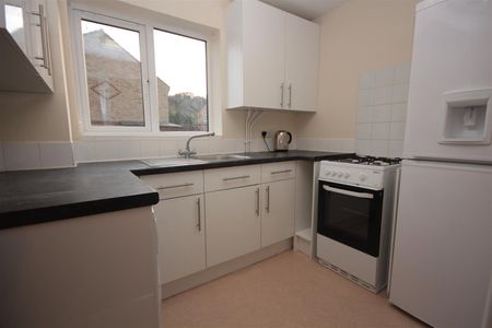 2 bedroom Apartment to let - Photo 2