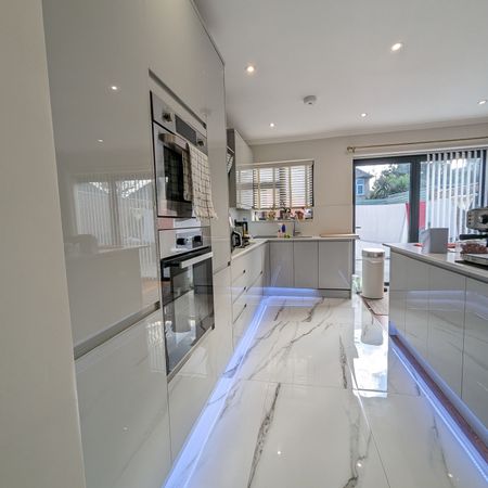 Room to Let Cool Oak Lane West Hendon NW9 - Photo 3