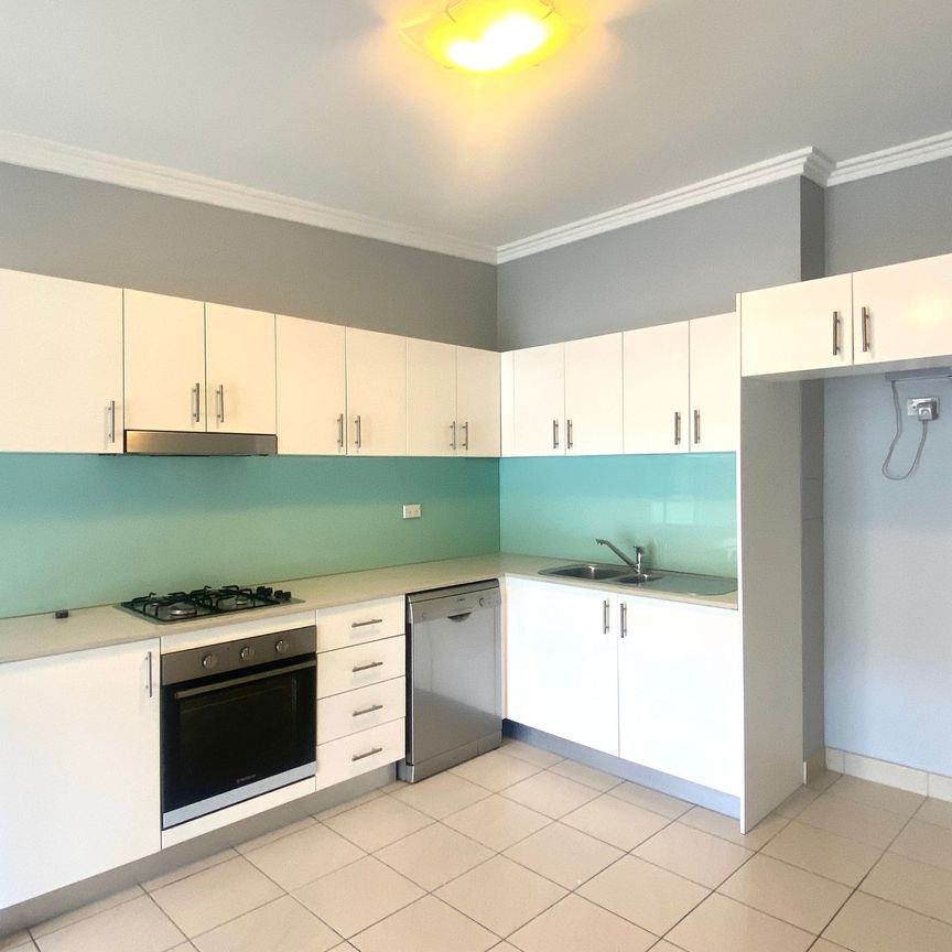 Spacious 1-Bedroom Apartment with Oversized Terrace & Prime Location - Photo 1