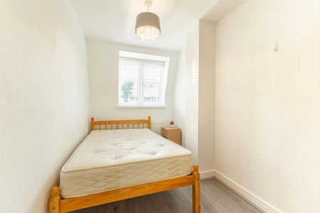 3 bedroom flat to rent - Photo 4