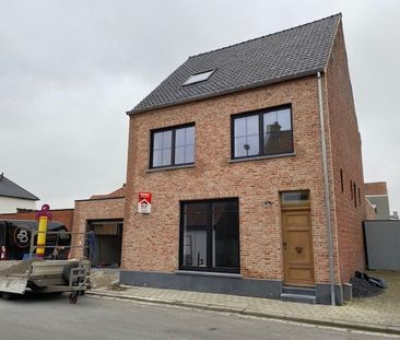 Gerenoveerde woning met 3 slpk en garage te Rollegem-Kapelle - Photo 2