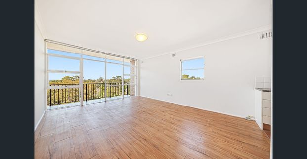 Stylishly Updated Apartment with Leafy Views in Prime Lane Cove Location - Photo 1