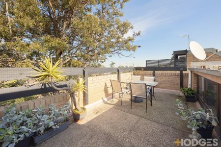 Sun filled 2 bedroom 2 bathroom penthouse apartment with city views and rooftop terrace! - Photo 4