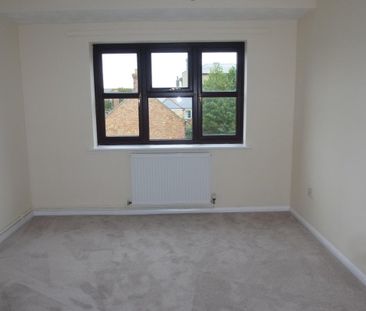 High Street - Photo 2