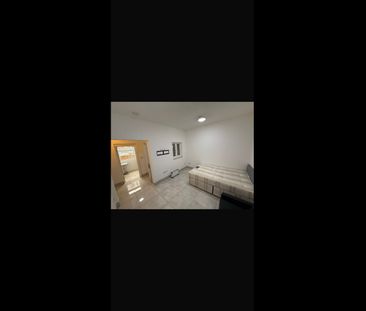 Studio Flat, Frinton Mews, IG2 - Photo 2