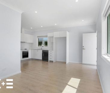 Contemporary + Bright - Photo 3