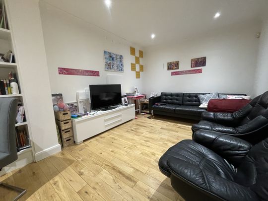 Ridgehurst Avenue, Watford - Photo 1