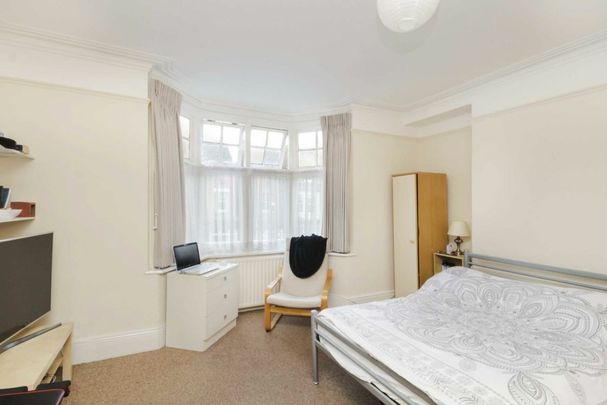 Victoria Avenue, KT6, London - Photo 1