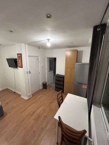 Room in a Shared House, Windsor Crescent, HA9 - Photo 2