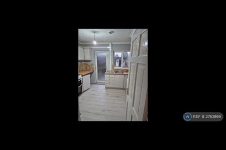 3 bedroom terraced house to rent - Photo 3