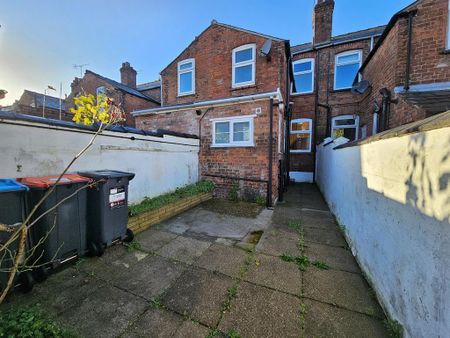 2 bedroom terraced house to rent - Photo 4