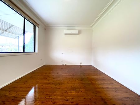 Freshly Painted Three Bedroom Home&excl; - Photo 4