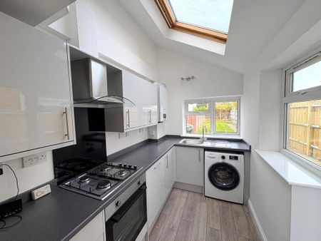 2 bedroom semi-detached house to rent - Photo 3