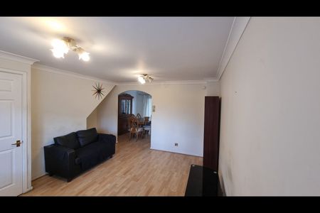 3 Bed Semi-Detached House, Gables Close, SE12 - Photo 4