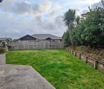 Family home in Huntington - Photo 5