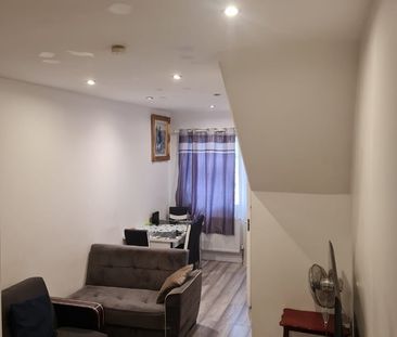 Room in a Shared House, Roman Road, E6 - Photo 1