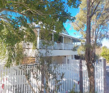 Near New 2 Bed, Town House Living, A/C throughout, Secure & Private - Photo 1