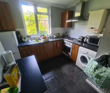 4 bedroom semi-detached house to rent - Photo 3