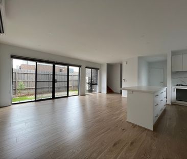 2/17 Bevan Avenue, Clayton South VIC 3169 - Townhouse For Rent | Do... - Photo 5