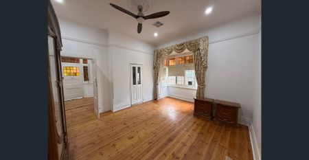 Bungalow style renovated house - Photo 2