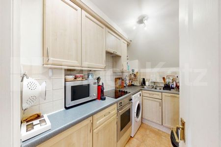 perfectly located within the financial district in City Of London area - Photo 3