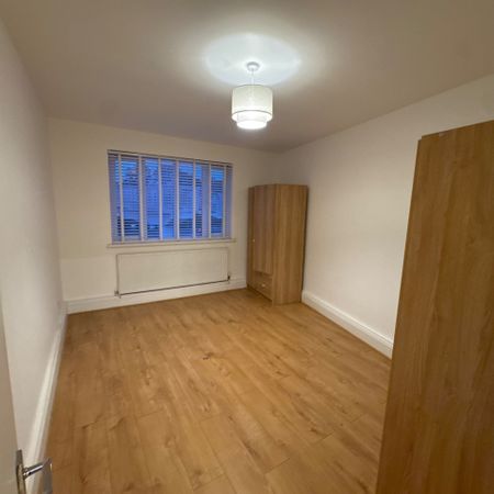 1 Bed Flat, Robin Hood Way, SW15 - Photo 4