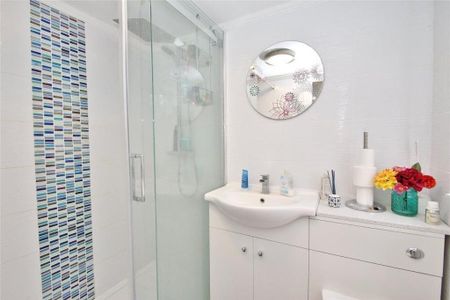 4 bedroom semi-detached bungalow to rent - Photo 2