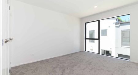 Brand new 3 bedroom sunny home - Photo 5