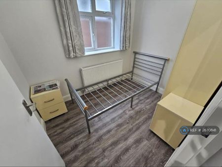 3 bedroom flat to rent - Photo 2