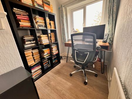 Semi-detached house to rent on - Photo 2