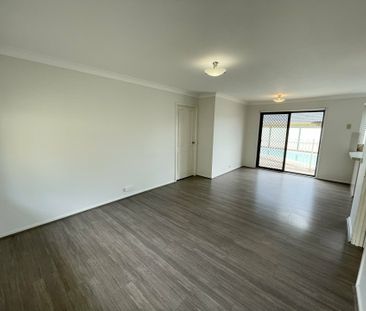 FOUR BEDROOM FAMILY HOME WITH INGROUND POOL! - Photo 5