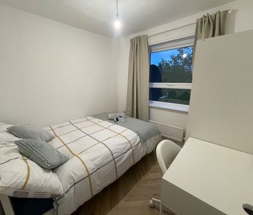 5 Bed Semi-Detached House, Furlong Road, CV1 - Photo 2