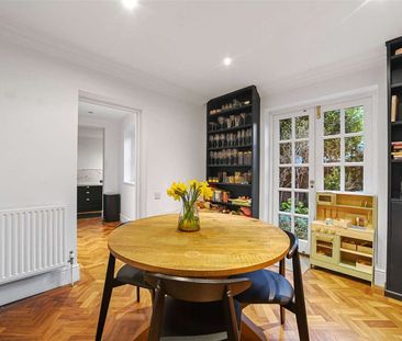 A charming and stylish three bedroom period town house situated in ... - Photo 6