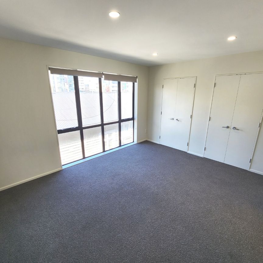 PRIME INNER-CITY LIVING! - Photo 1