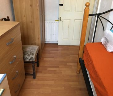 Room in a Shared Flat, London, E13 - Photo 4