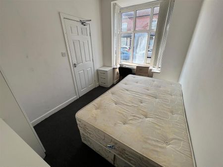 6 bedroom terraced house to rent - Photo 4
